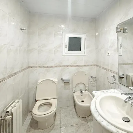 Charming In Shared Near Camp Nou Apartment *