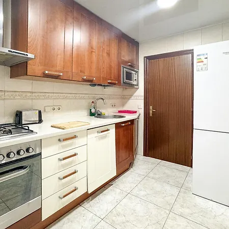 Charming In Shared Near Camp Nou Apartment