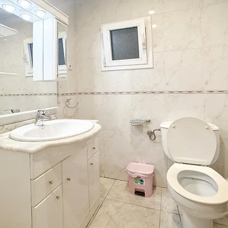 Charming In Shared Near Camp Nou Barcelone