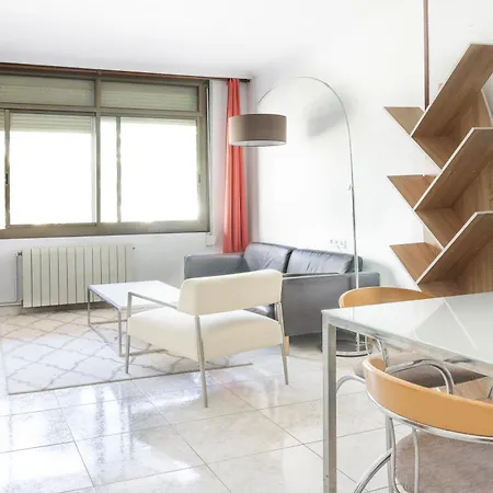 Charming In Shared Near Camp Nou Apartment