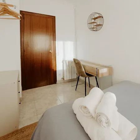 Charming In Shared Near Camp Nou Apartment *