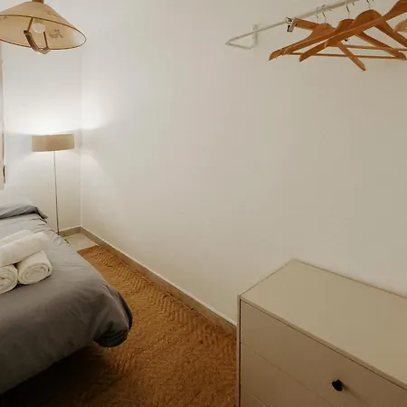 Charming In Shared Near Camp Nou Apartment *