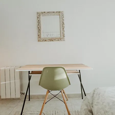 Apartment Charming In Shared Near Camp Nou Barcelona