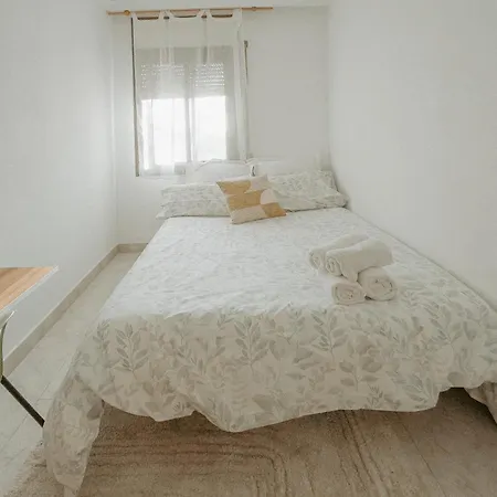 Charming In Shared Near Camp Nou Apartment *
