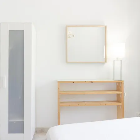 Charming In Shared Near Camp Nou Apartment *